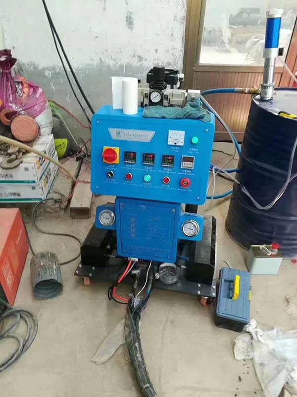 JNJX-Q2600(D)聚氨酯發(fā)泡設(shè)備(圖2) Q2600(D)聚氨酯發(fā)泡設(shè)備應用于熱水管保溫發(fā)泡