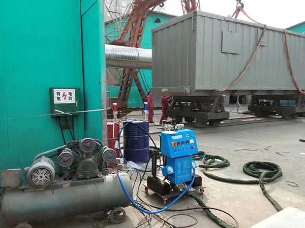 不規(guī)則物體聚氨酯噴涂機 如何選擇?(圖2) Q2600聚氨酯噴涂機應(yīng)用于移動房噴涂發(fā)泡保溫
