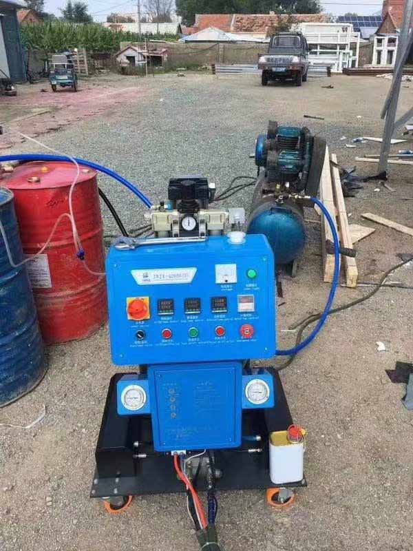 不規(guī)則物體聚氨酯噴涂機 如何選擇?(圖1) 聚氨酯噴涂機在內(nèi)蒙扎蘭屯移動房噴涂